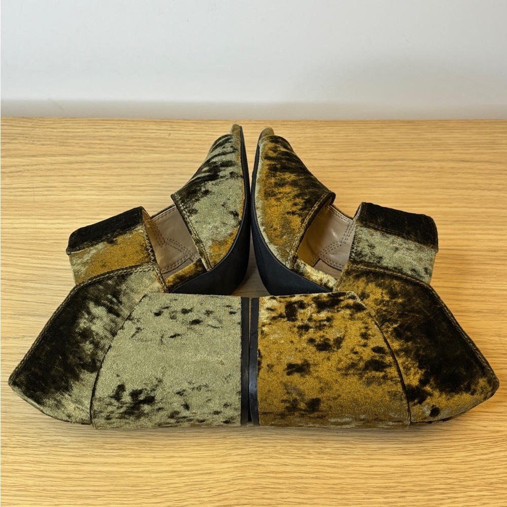 “CAbi” Crushed‎ Velvet Interlock Block Heel Sandals - Olive Green Woman’s 7 - Picture 3 of 9